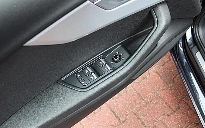Audi A4 cena 79900 przebieg: 189000, rok produkcji 2017 z Wolbrom małe 211